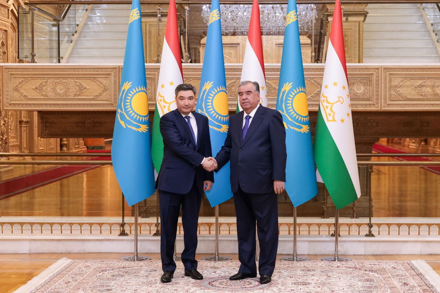Казахстан планирует увеличить поставки муки в Таджикистан