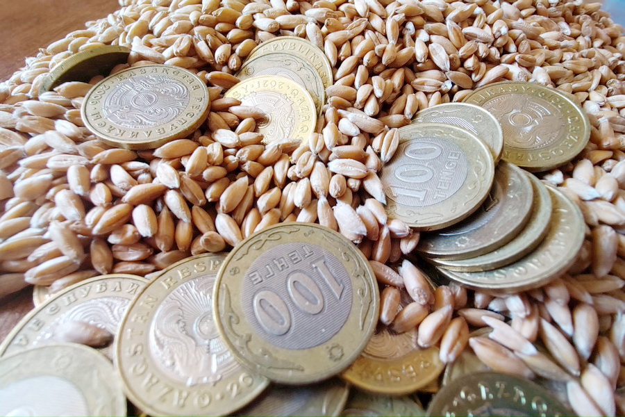 Тенге снизился к доллару, Европа просубсидирует экспорт украинской пшеницы