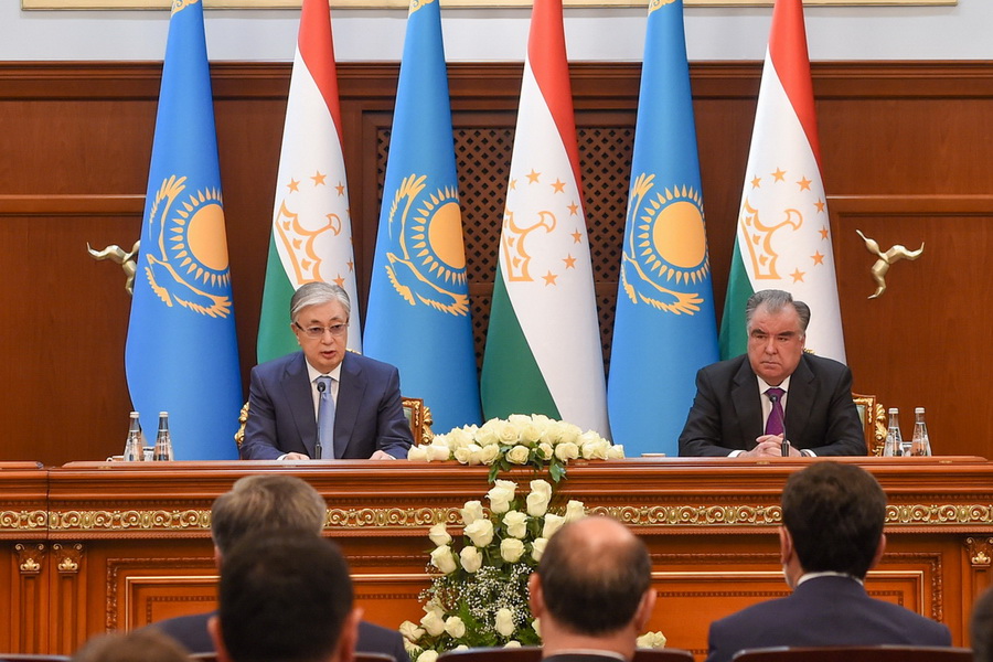 Казахстан планирует увеличить поставки муки и мяса в Таджикистан