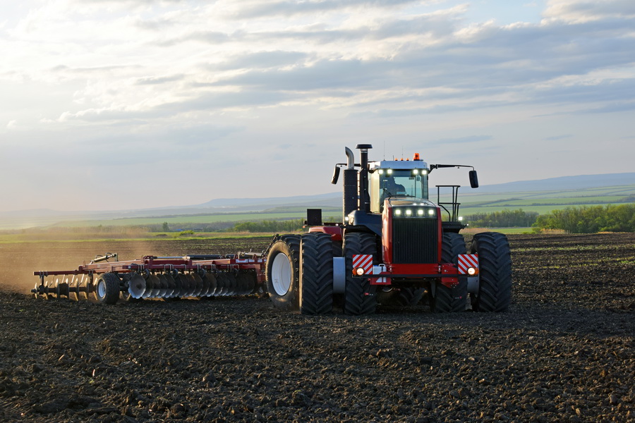 Трактор Rostselmash 2400: 7 весомых аргументов для использования в посевной-2026