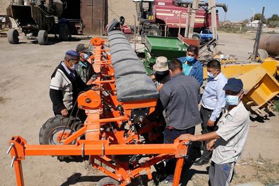 Спецтехнику для культивации почвы передала ФАО казахстанским НИИ