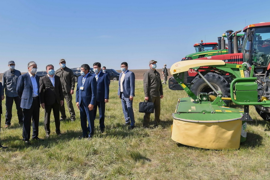 Токаев осмотрел сельхозугодья в Акмолинской области