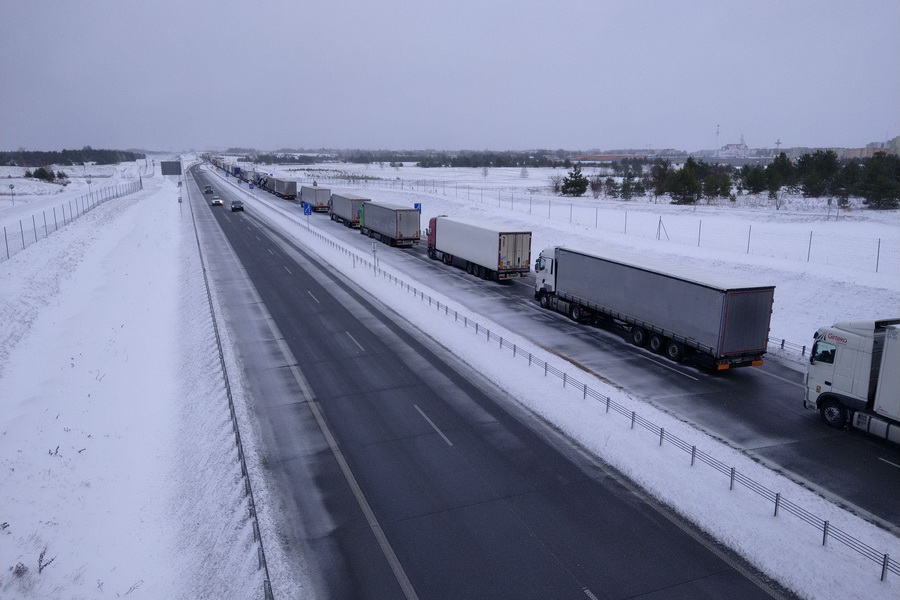 Польша запретила проезд грузового транспорта из Казахстана через границу