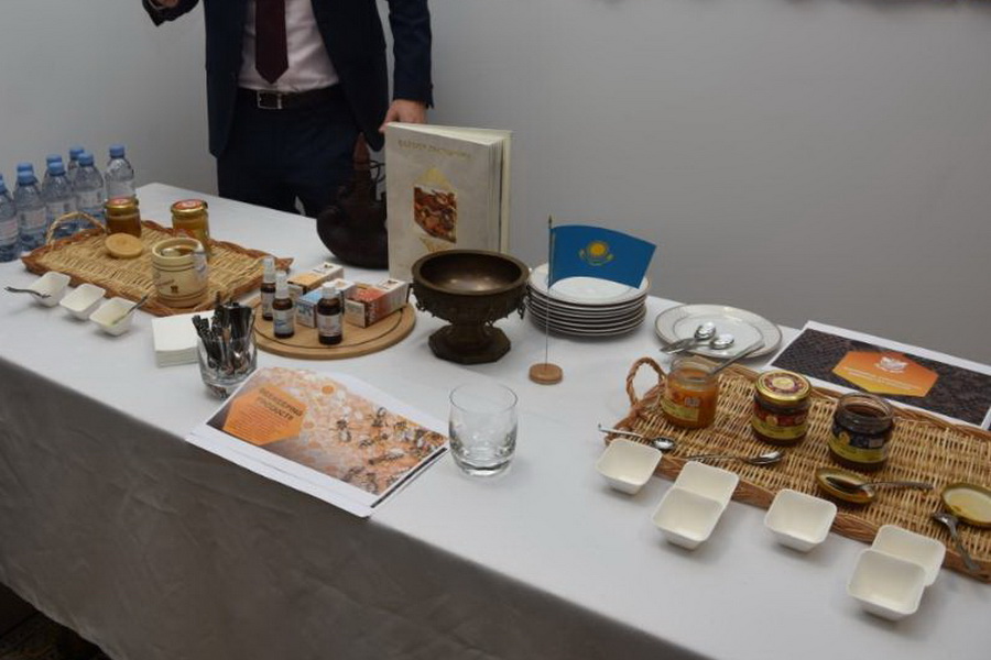 Казахстанские мед и индейку презентовали на выставке в Париже