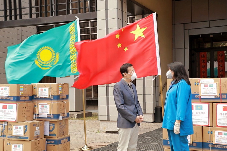 Китай передал Минсельхозу Казахстана партию защитных костюмов и масок